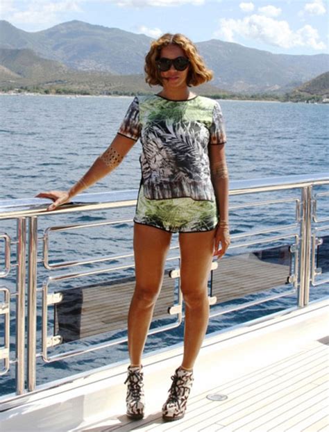 Beyonces Thigh Gap — No Photoshopping Bey Proves Its Real With New