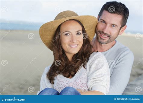 Couple Adulte Mature Se Relaxer Sur La Plage Photo Stock Image Du Vacances Promenade 230652544