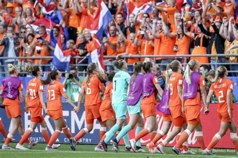 Het ek voetbal wordt in 11 verschillende europese steden gehouden, waaronder in de johan cruijff arena in amsterdam (nederland). Speelschema Oranje Dames WK en EK Vrouwen met nieuws ...