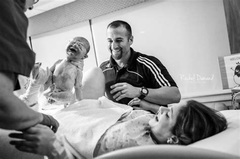 10 powerful shots of delivery room dads that will make you appreciate your dad even more demilked