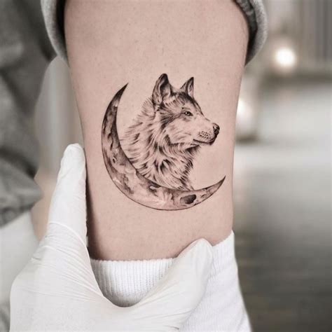 Cool Wolf And Crescent Moon Tattoo Sixtenism 1 Kickass Things Wolf