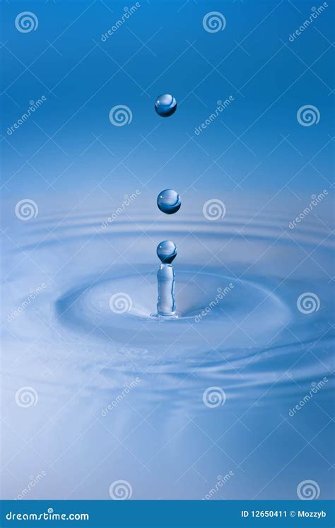 Limpie La Gota Azul Del Agua Que Salpica En Agua Imagen De Archivo