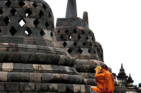 Apa Bentuk Pengaruh Budaya Hindu Buddha Yang Masih Dilakukan Masyarakat