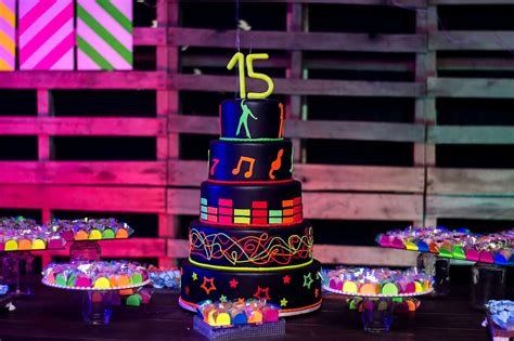 Festa Neon para comemorar os 15 Anos dos gêmeos Thatiane e Phabiano