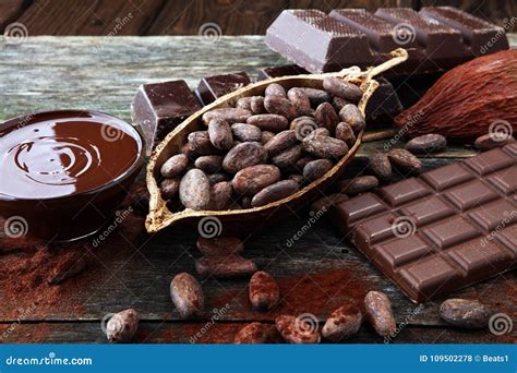 cioccolato di fusione o cioccolato fuso e turbinio del cioccolato pila e polvere fotografia