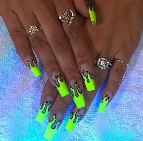 Ongles néon - la tendance phare et haute en couleur de l'été 2019