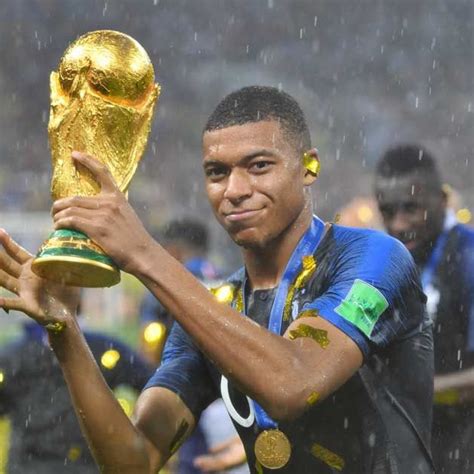 kylian mbappé la coupe du monde 2018 football 2018 football club qi gong world cup trophy