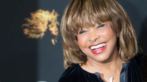 „sie hatte einen leichten schlaganfall, ist aber wohl auf dem weg der besserung. Tina Turner verabschiedet sich mit neuer Doku von Fans ...