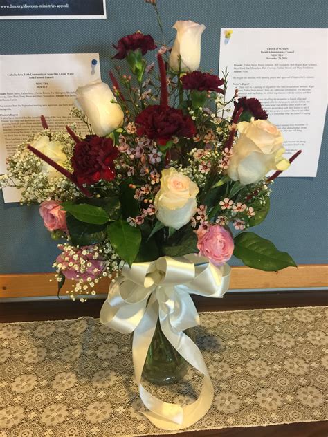 After the war the white carnation became a sign of the prince, veterans and remembrance of the resistance. Remembrance bouquet | Wedding flowers, Table decorations ...