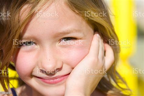 笑顔 6 歳の少女 前にいるのストックフォトや画像を多数ご用意 前にいる 女の子 眼 Istock