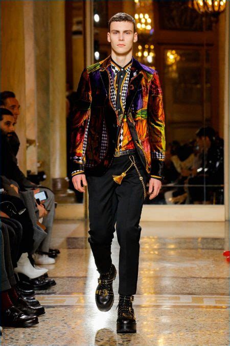 The label's trésor de la mer starfish and seashell motifs from '92 are redefined across relaxed tailoring. Versace | Fall 2018 | Men's Collection | Runway Show | The ...