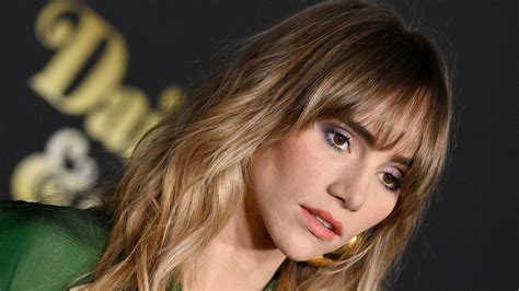 suki waterhouse looks incredible in new naked picture