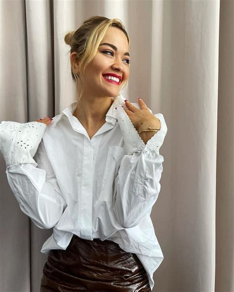 Rita Ora With Bouquet Of Flowers On Valentine S Day Photos The