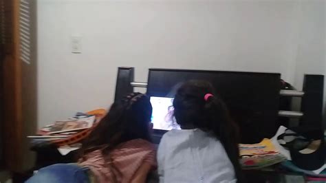 mi hermana y su amiga viendo youtube youtube