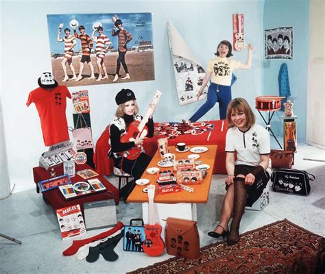 23 Photos That Prove Beatles Fans Were Doing The Absolute Most In The 60s Os Beatles