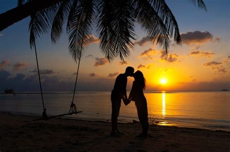 Silueta Pareja De Enamorados Besos En La Playa Durante El Atardecer
