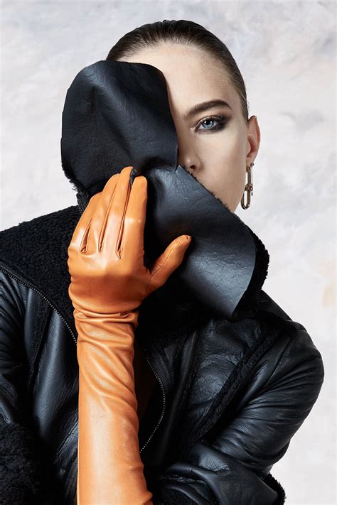 Maticevski Fall 2018 Ready To Wear Collection Vogue Elegant Gloves High Waisted Jeans Vintage