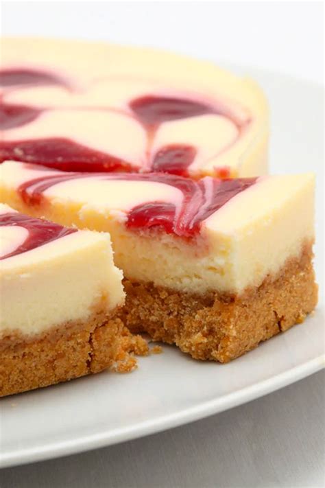 Sich gegenseitig mit gebäck zu füttern. Valentinstag-Kuchenrezept: Himbeer-Käsekuchen für ...