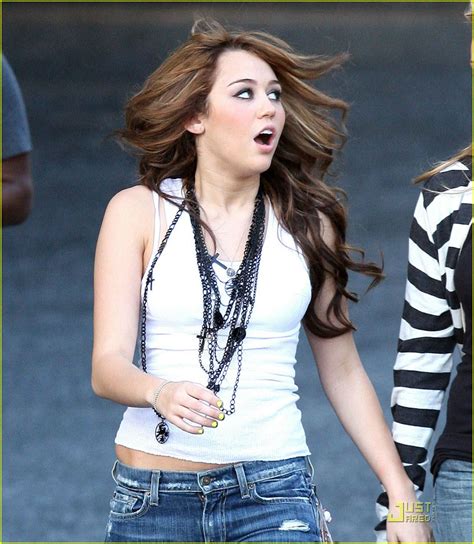 Miley Cyrus Hits Christmas Day Parade 2008 Photo 1534381 Pictures