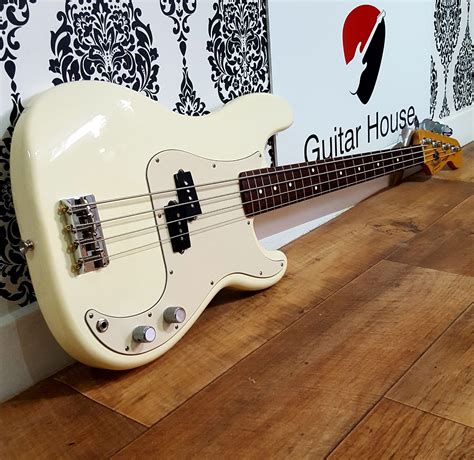 Fender Precision Bass Vintage White — Guitar House