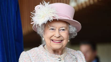 Finden sie in unserer galerie die emotionalsten bilder ihrer majestät in jungen jahren Großbritannien: Queen Elizabeth II. will bei Corona ...