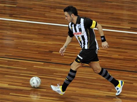 Falcao futsal 18 12 2012. Falcão dribla vista embaçada e dores para jogar com rosto ...