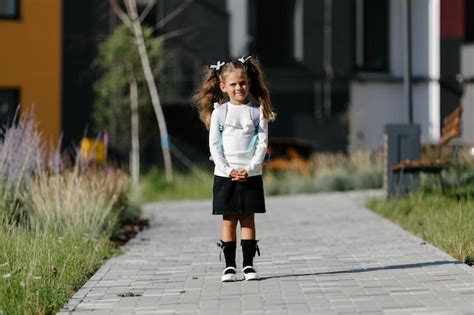 ein kleines mädchen geht durch den park am weg zur schule fernunterrichtskonzept schülerin