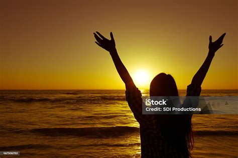 Stock Fotografie Silueta Ženy Zvedají Ruce Na Pláži Při Západu Slunce