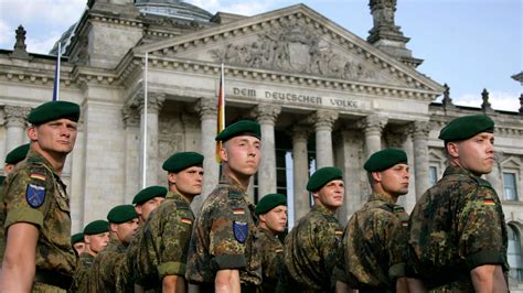 1993 leistete hoffmann seinen wehrdienst bei der bundeswehr.: Die Bundeswehr - eine Parlamentsarmee