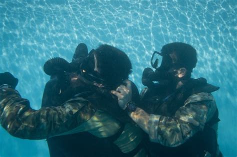 Special Forces Soldiers Conduct Scuba Re Certification Article The