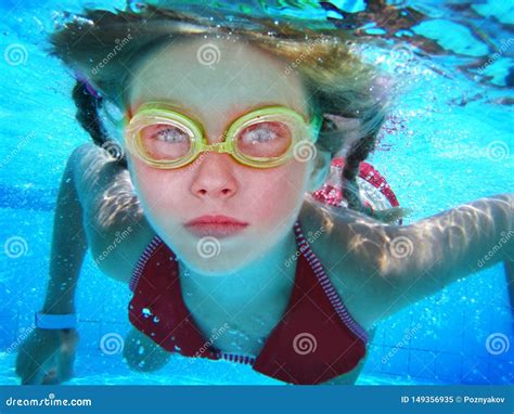 La Ragazza Negli Occhiali Di Protezione Nuota E Si Tuffa Sotto L Acqua Immagine Stock Immagine