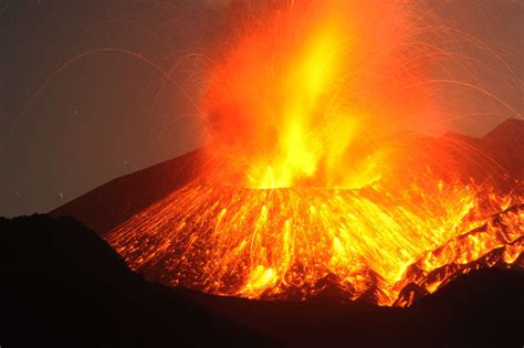 現在、桜島は噴火警戒レベル３（入山規制）です。 桜島で噴火が発生した場合には、１３日２１時から２４時までは火口から西方向、１４日０９時から１２時までは火口から西方向に降灰が予想されます。 定時 降灰予報 （20:00発表）. 気になる桜島直下の地震 大噴火の前兆か？ 2015/03/31 （鹿児島 ...