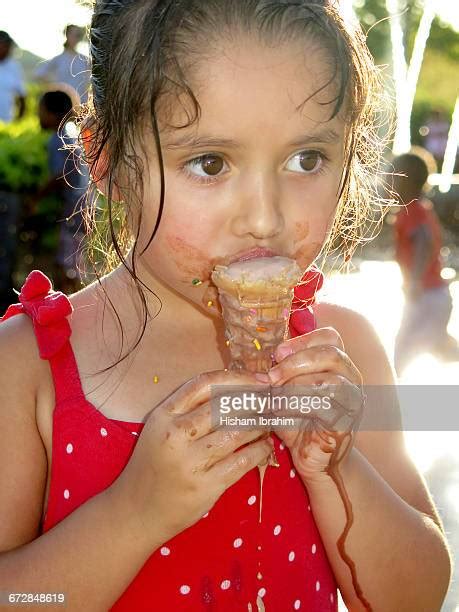 girl eating messy ice cream cone fotografías e imágenes de stock getty images