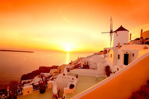 Größere sehenswürdigkeit, kirche, sehenswürdigkeit, sommer, sonnenuntergang. Enjoy the most famous sunset in the world in Santorini