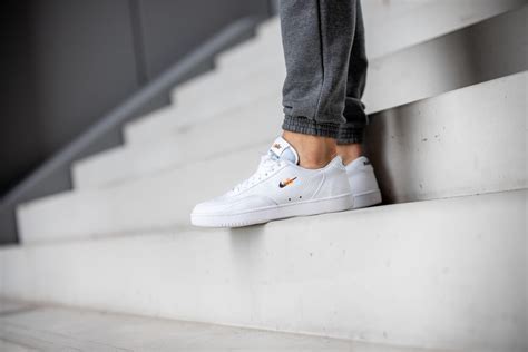 With its iconic swoosh icon and inspiring slogan of just do it, nike is the world's most recognisable sports footwear, apparel, and accessory brand. Nike Court Vintage Premium White/Black-Orange - CT1726-100