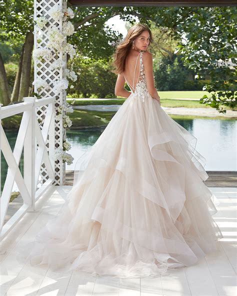 Indossa l'abito, la camicetta, gli accessori o la gonna perfetti di ispirazione vintage con i graziosi vestiti da donna in stile retrò di zapaka italia. CERIA - Sposa 2021. Collezione AIRE_ROYALE