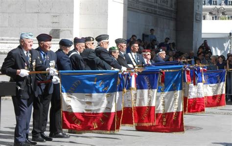 Son rôle et sa représentation symbolique dans l'histoire et son impact lors des cette fonction de porte drapeau possède, en france notamment où le sentiment patriotique est exacerbé. FNPDF - Porte Drapeau de France