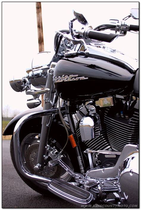 Non é semplice trasformare un re della strada come il road king in un tenebroso bobber,ma si sa volere é potere quindi via tutte le cromature, borse e orpelli vari, stesa una verniciatura molto special da mastro koro design, gomme vintage e sella con molle… shakera tutto e servilo in una bella e. 2004 Harley Davidson Road King Custom | Harley bikes ...
