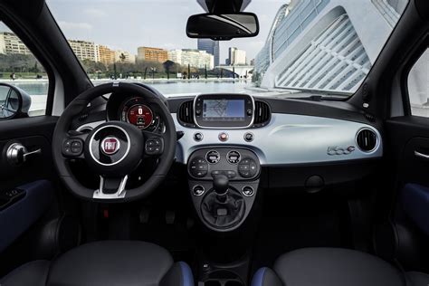 Panda è l'utilitaria fiat dal design divertente e confortevole. Fiat Panda en 500 Hybrid zijn zeer gunstig geprijsd