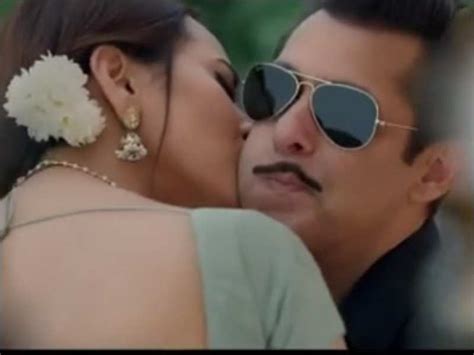 Dabangg 3 Salman Khan Aka Chulbul Pandey And Sonakshi Sinha Aka Rajjo Are High On Romance