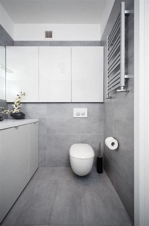 badezimmer modern einrichten-graue-fliesen-weisse-badmoebel-grifflos