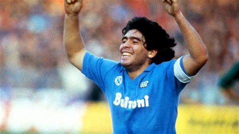Diego maradonas first game ever for napoli vs castel del piano in 1984! Morte Diego Armando Maradona, il ricordo del Napoli: "Ciao ...