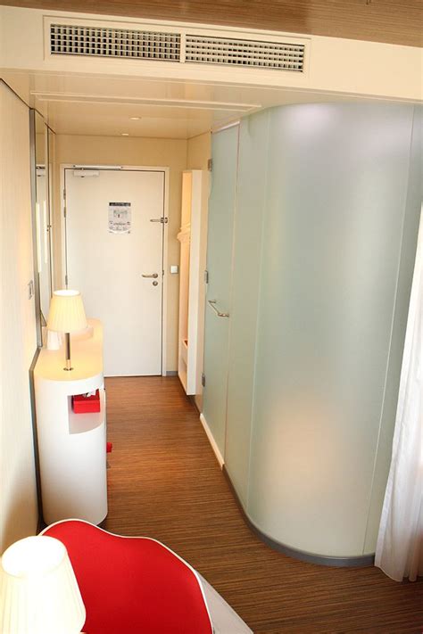 L'hôtel citizenm roissy airport est situé à proximité immédiate de l'aéroport. citizenM Roissy | Hotels | Pinterest | Hotel reviews and Paris