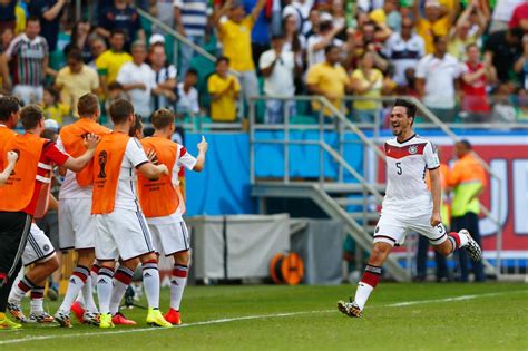 La selección alemana arrancó como firme candidato y humilló a portugal: Mats Hummels Photos Photos: Germany v Portugal: Group G - 2014 FIFA World Cup Brazil | Fifa ...