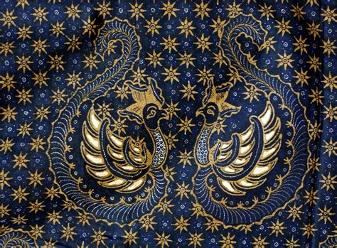 Di indonesia, batik dipercaya sudah ada semenjak zaman majapahit, dan menjadi sangat populer akhir abad xviii atau awal abad xix. How to Make Indonesian Batik - travel potpourri