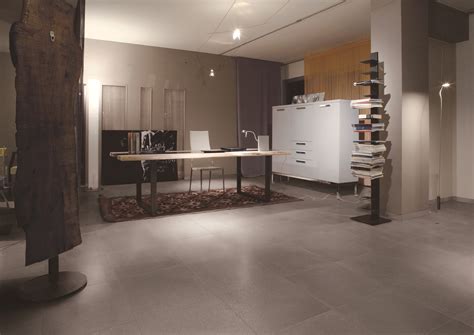 Rehausser vos murs gris avec des meubles et des accessoires bordeaux ou rouge vifs. Carrelage gris clair quelle couleur pour les murs ...