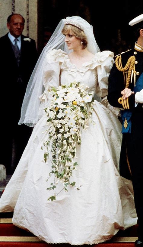 Saiba quem realmente foi lady di. Diana, Princesa de Gales, em 1981. Vestido feito por David ...