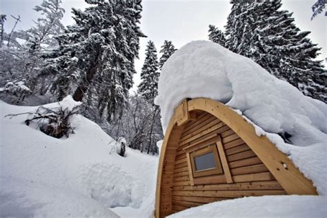Ons haus lat= 49°42'39.62n, lon= 8°38'47.25o. Behagliches POD Iglu Hotel aus Holz in den schweizer Alpen