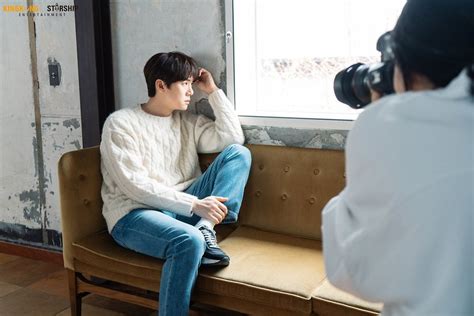 Hospital playlist takes over the tvn's thursday 21:00 time slot previously occupied by surplus princess and followed by hospital playlist 2 on june 17, 2021. Yoo YeonSeok, Drama Netflix Poster Shooting Of "Hospital ...