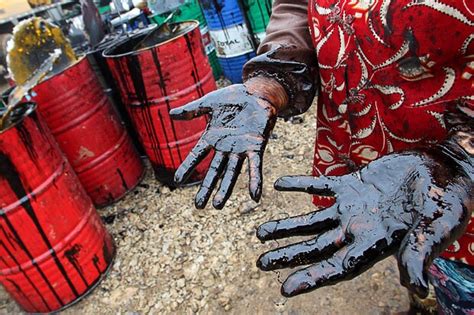 Workers Use Bare Hands To Clean Up Oil Spill In Dalian China
